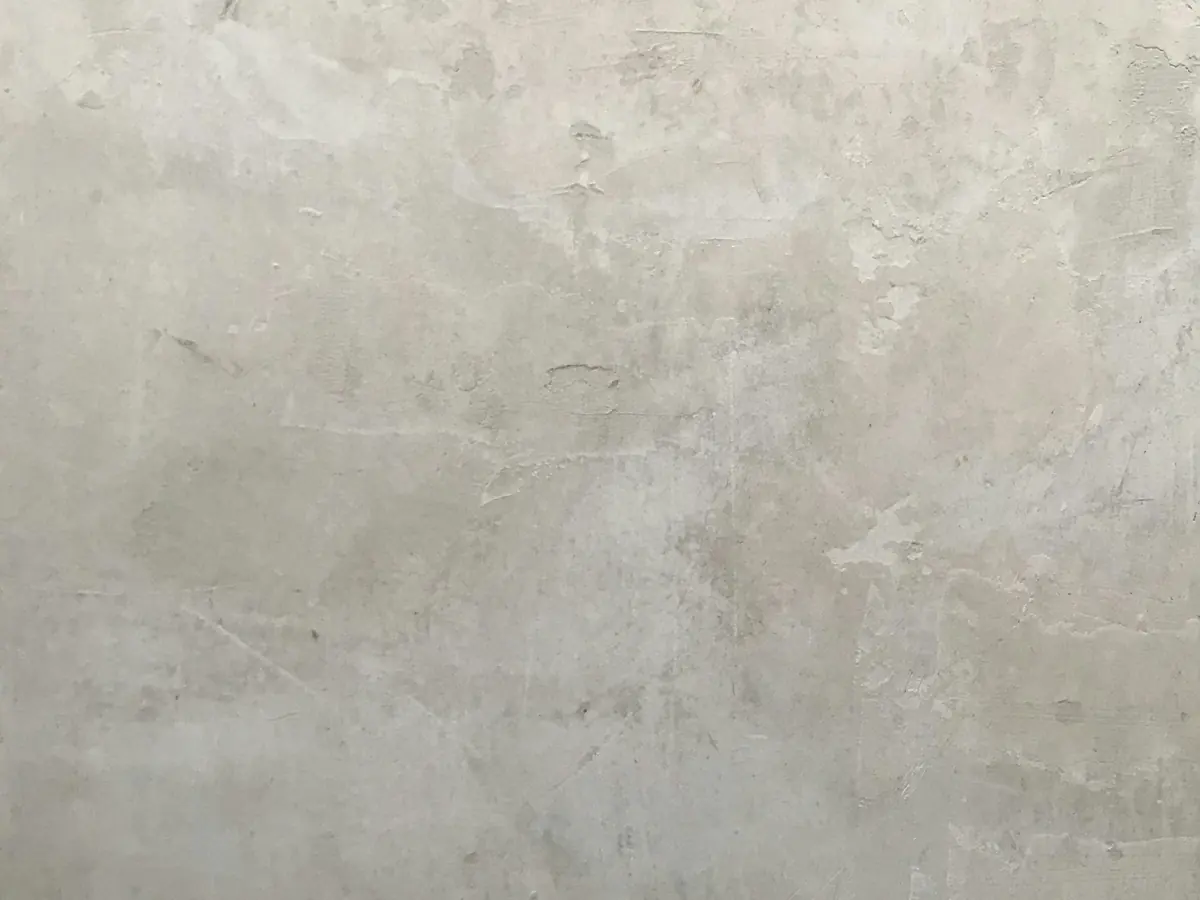 Muur met een decoratieve betonlook, laag per laag opgebouwd