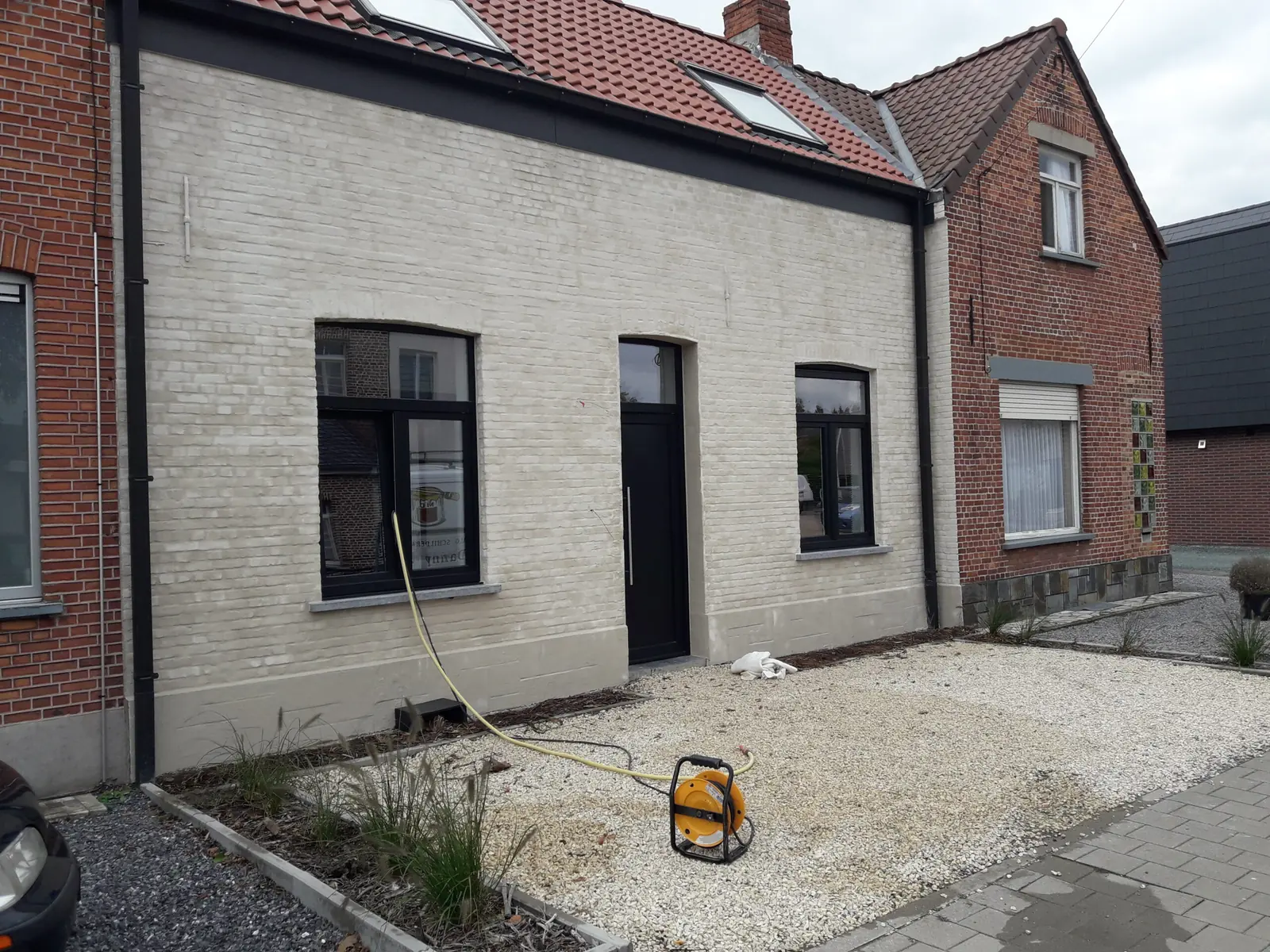 Dezelfde gevel in crème kaleien na de renovatie