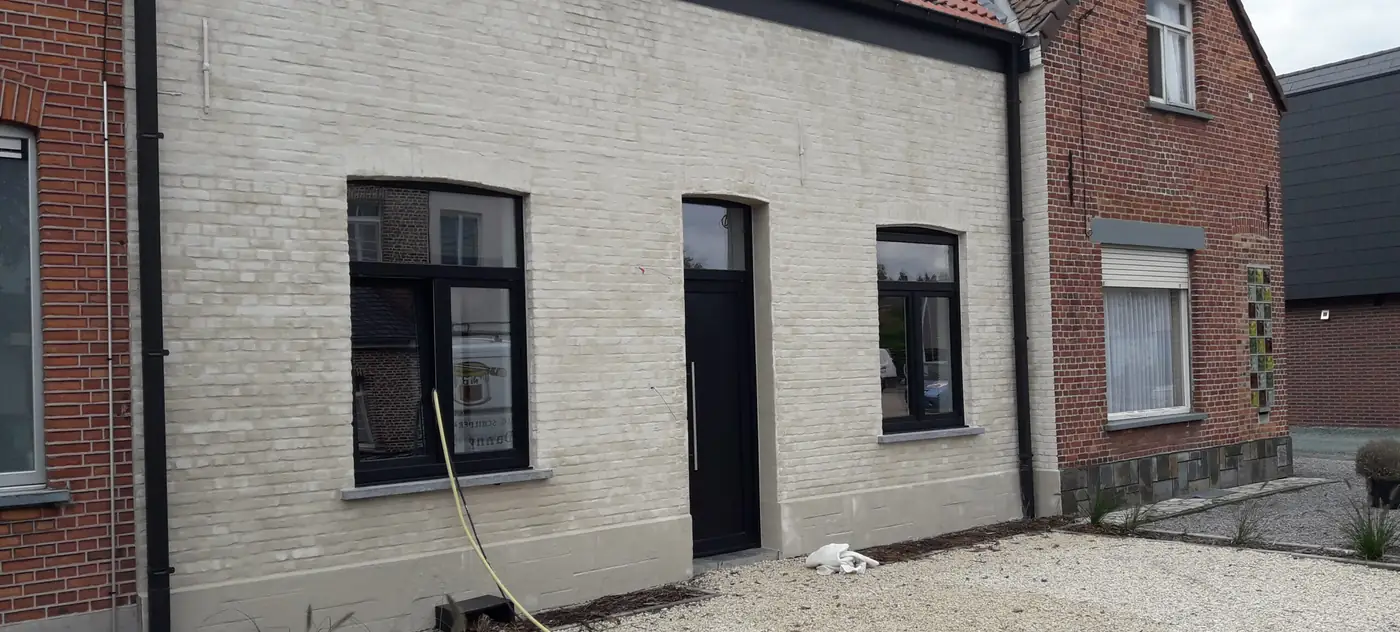 Gevel in crème kaleien na de gevelrenovatie door Schilderwerken Mattheus