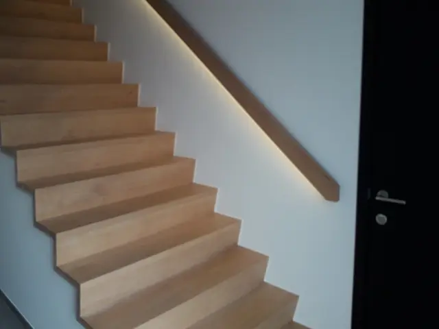 strak geschilderd plafond en muren in een woonkamer