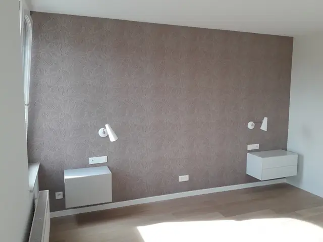 Accentmuur met decoratieve verftechniek in taupe, door Schilderwerken Mattheus
