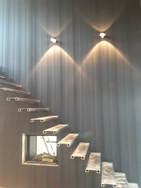 geschilderde muren en plafond in een appartement
