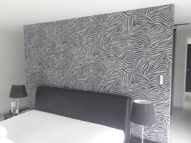 Slaapkamer met behangen accentmuur, geplaatst door Schilderwerken Mattheus