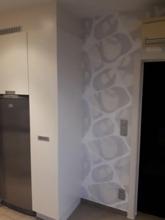 afgewerkte binnenschilderwerken met witte plinten