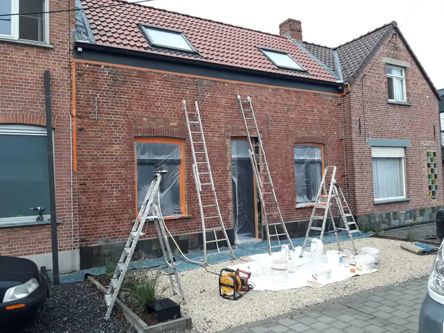 Baksteengevel in voorbereiding op het kaleien door Schilderwerken Mattheus