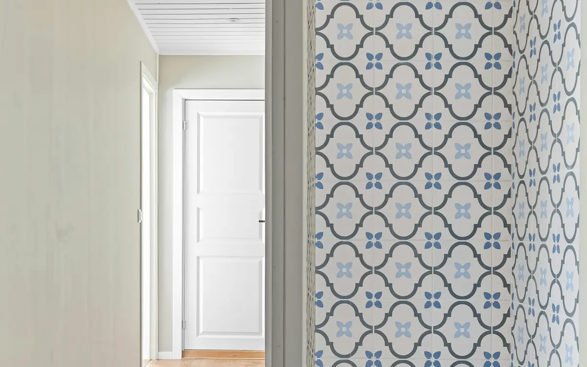 Gang met geschilderde muren en één wand in patroonbehang
