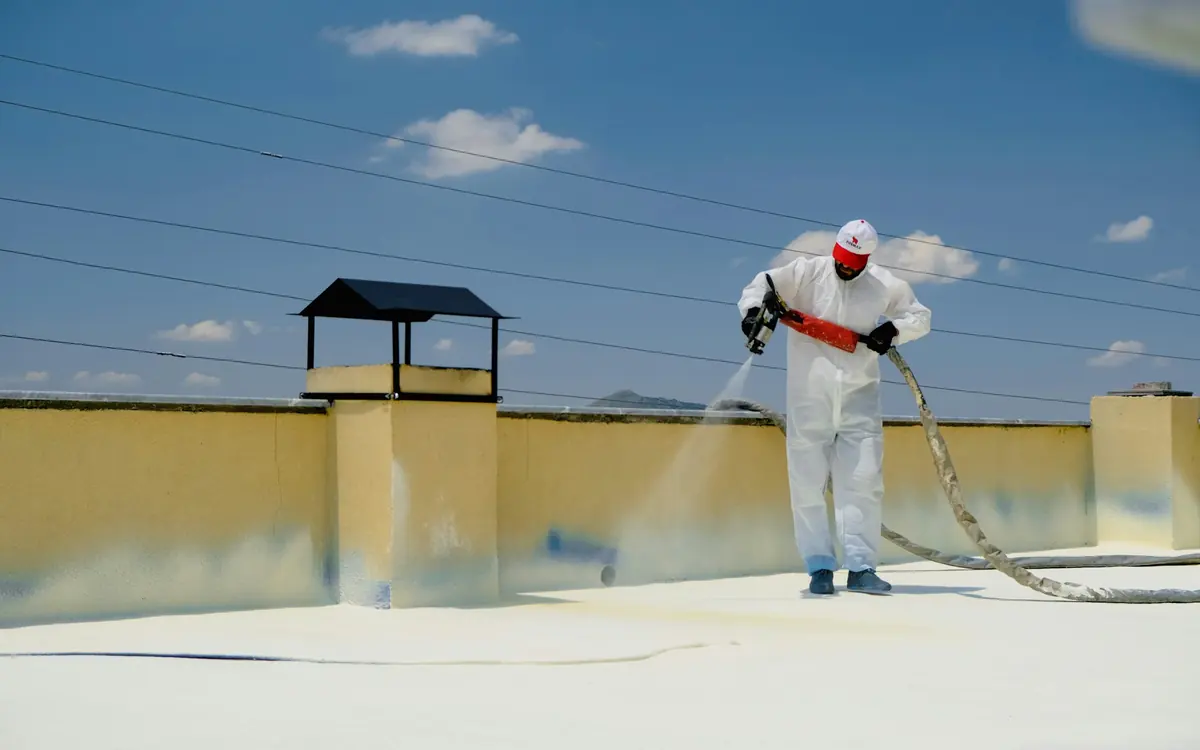 Plat dak dat met een witte, reflecterende dakcoating wordt behandeld